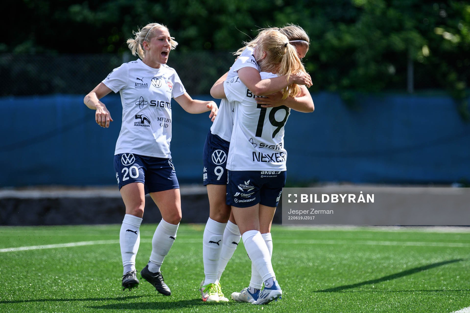 FC Rosengårds Sofie Bruun Bredgaard jublar med lagkamrater