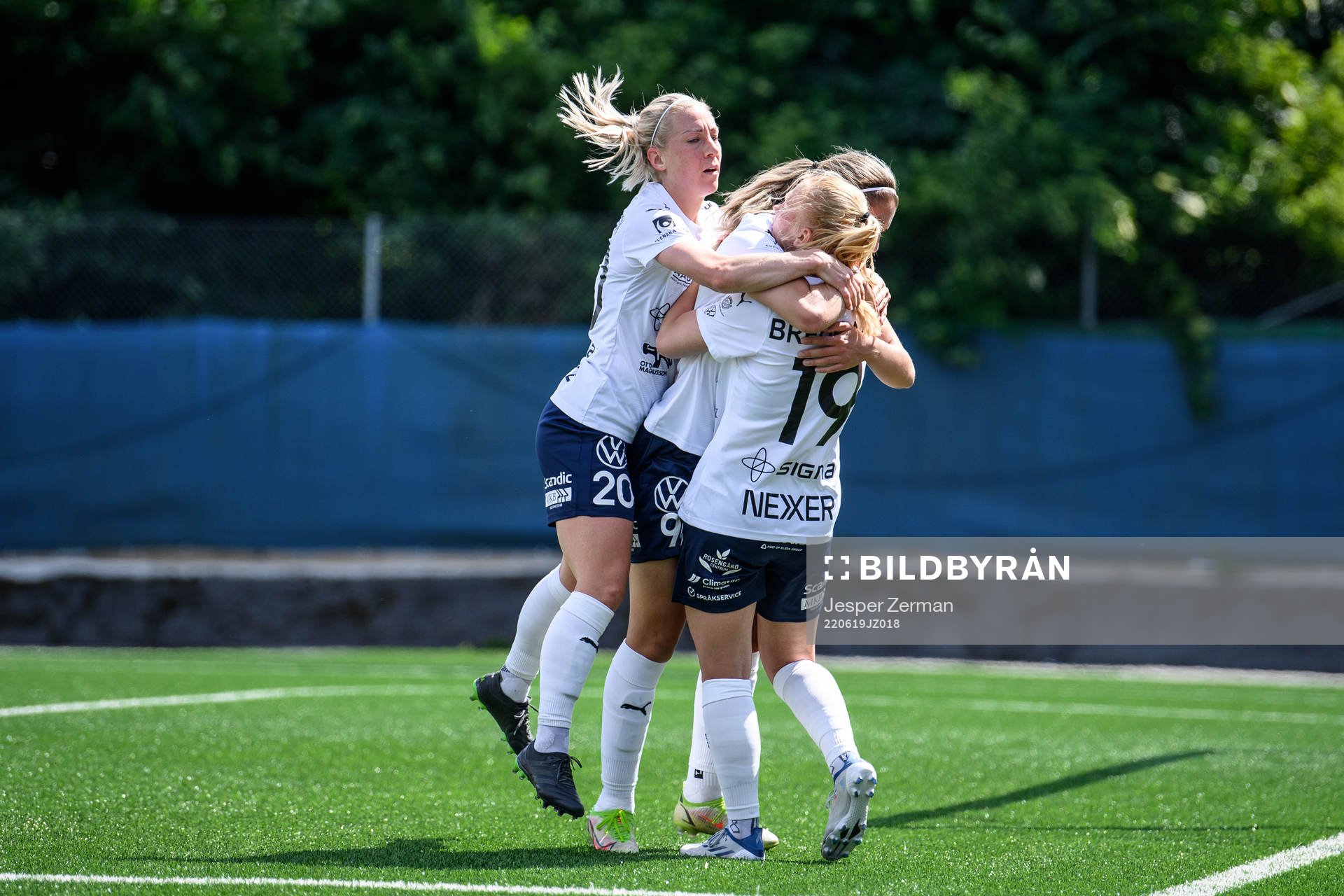 FC Rosengårds Sofie Bruun Bredgaard jublar med lagkamrater