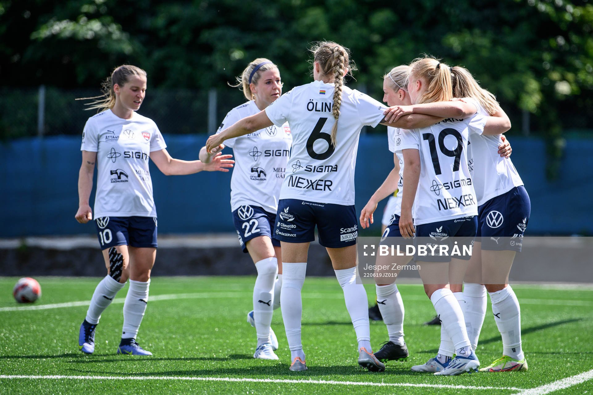 FC Rosengårds Sofie Bruun Bredgaard jublar med lagkamrater