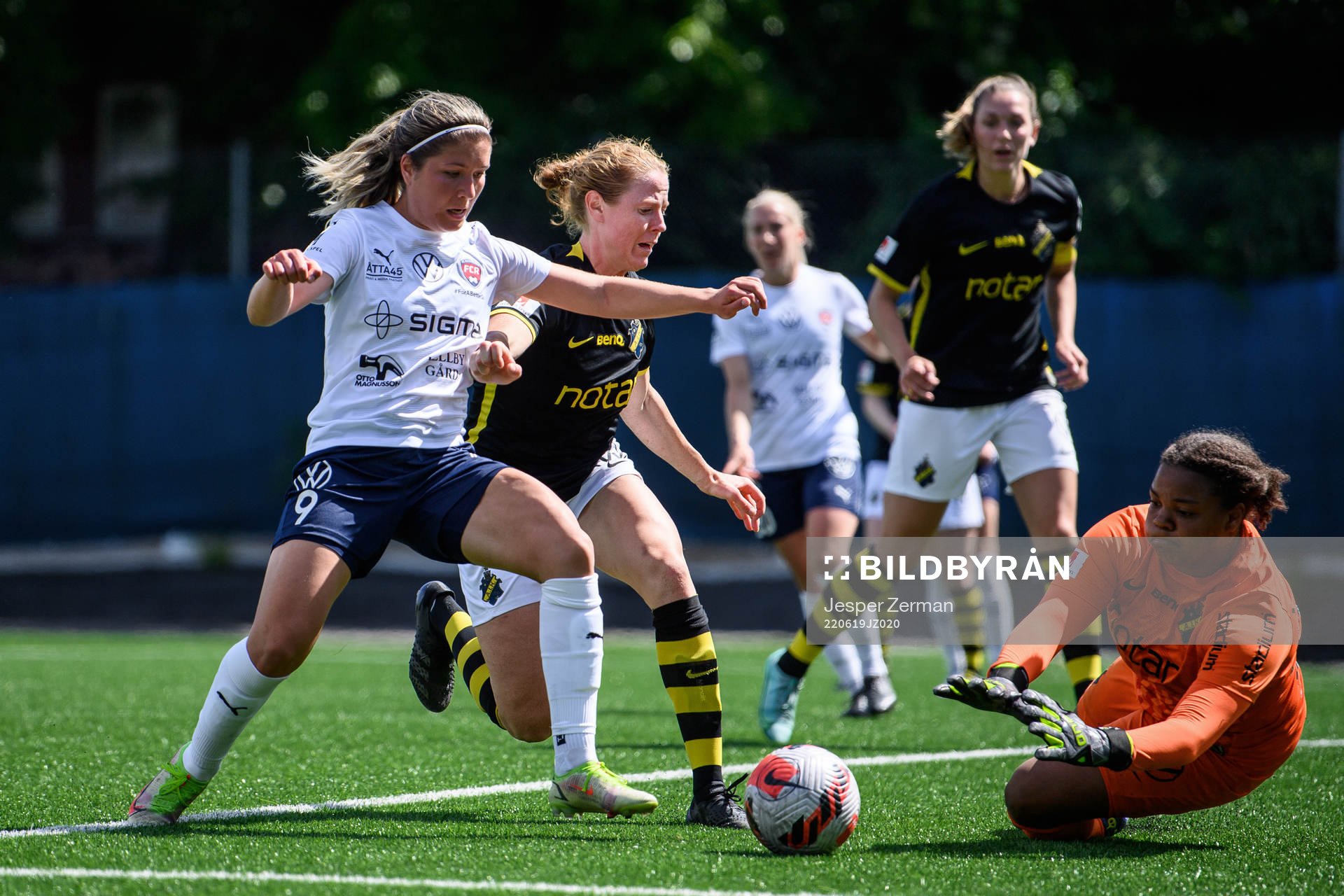 FC Rosengårds Loreta Kullashi mot AIKs Sara Nordin och målvakt Serina Iddrisu Backmark under fotbollsmatchen i Damallsvenskan mellan AIK och FC Rosengård den 19 juni 2022 i Stockholm.