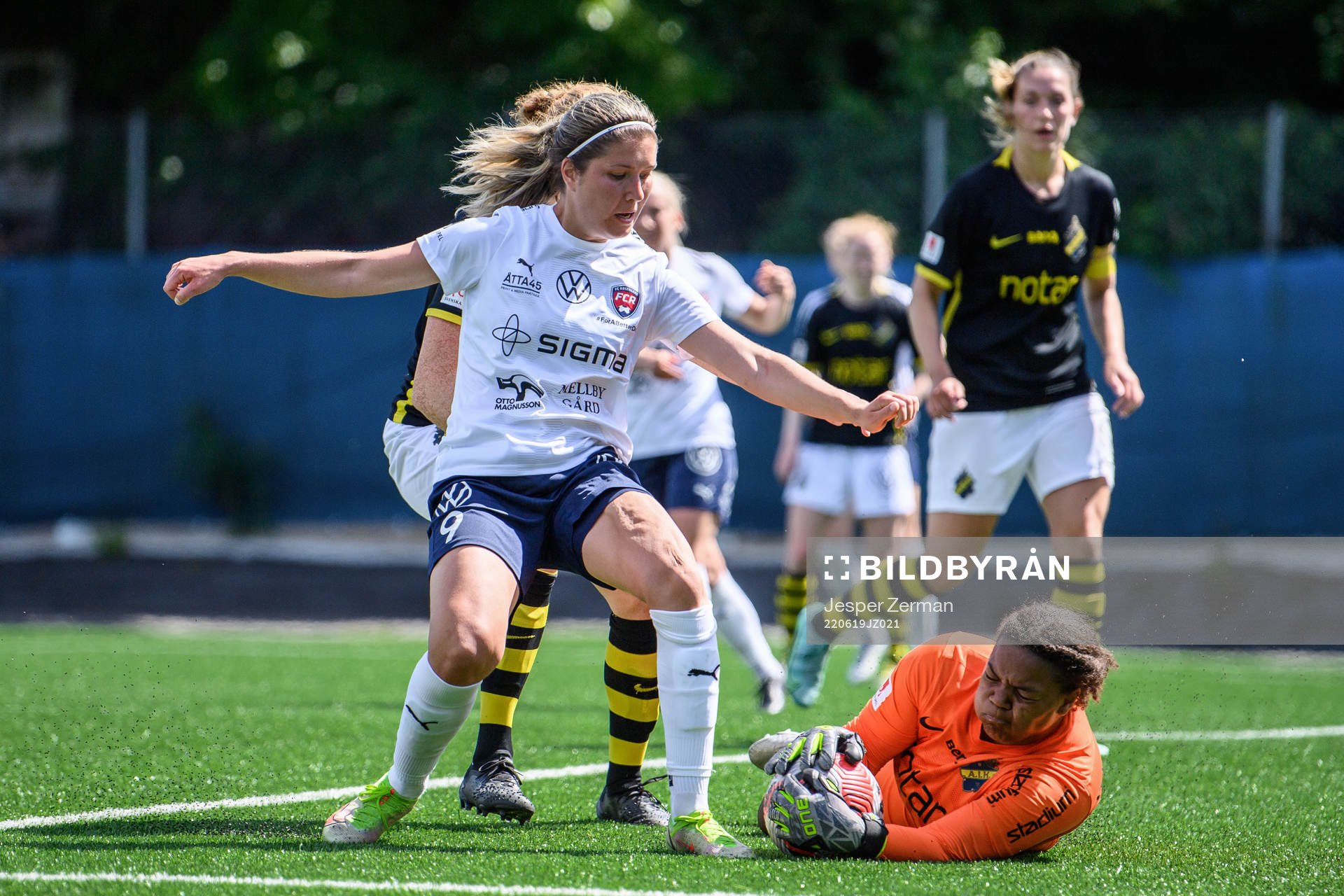 FC Rosengårds Loreta Kullashi och AIKs målvakt Serina Iddrisu Backmark under fotbollsmatchen i Damallsvenskan mellan AIK och FC Rosengård den 19 juni 2022 i Stockholm.