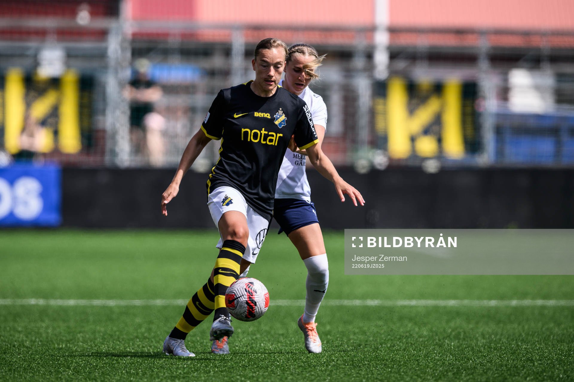 AIKs Jenny-Julia Danielsson och FC Rosengårds Ria Noora Minerva Öling under fotbollsmatchen i Damallsvenskan mellan AIK och FC Rosengård den 19 juni 2022 i Stockholm.