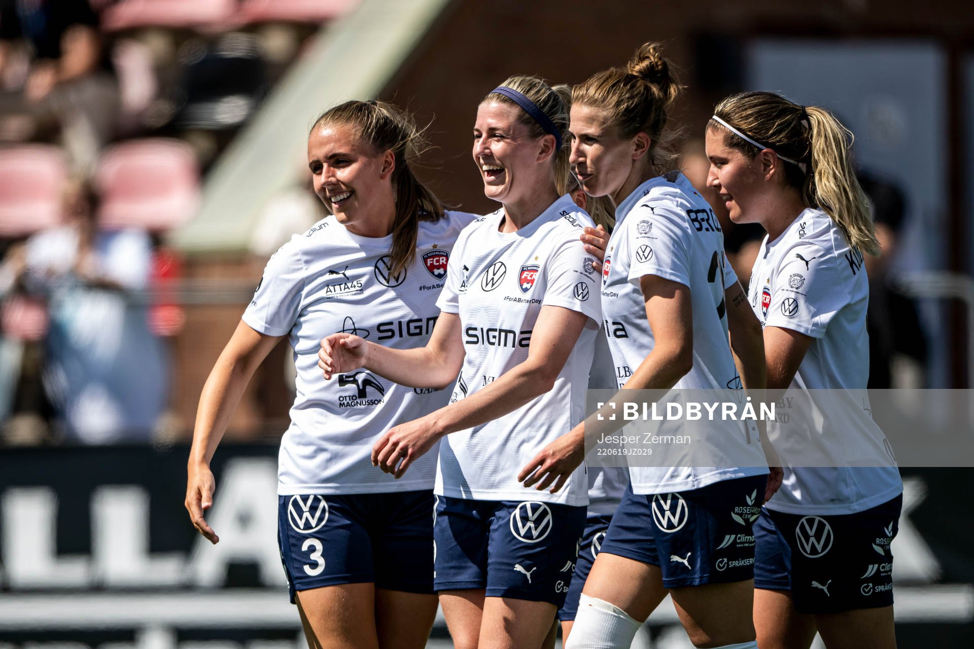 FC Rosengårds Olivia Schough jublar med lagkamrater