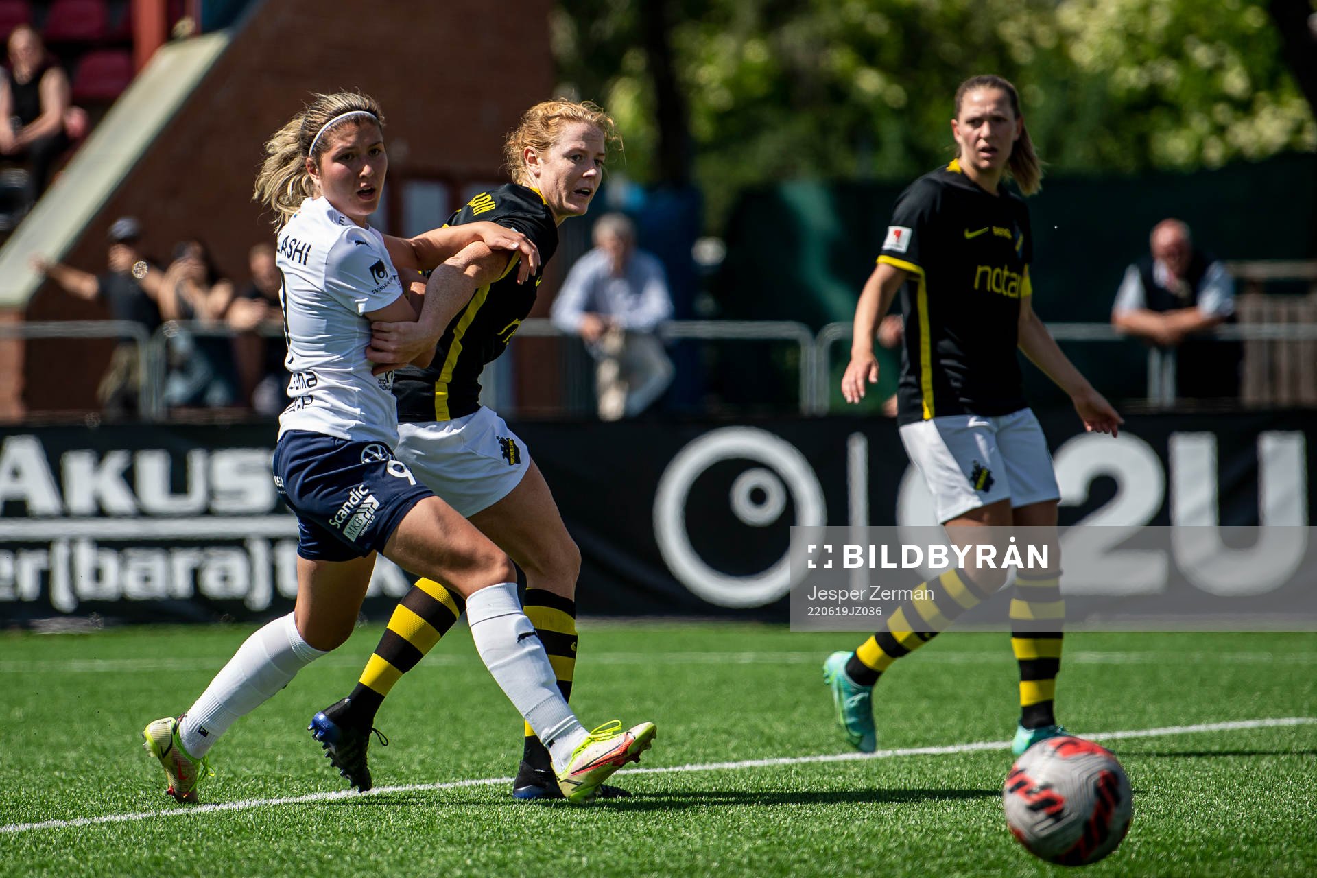 FC Rosengårds Loreta Kullashi och AIKs Sara Nordin