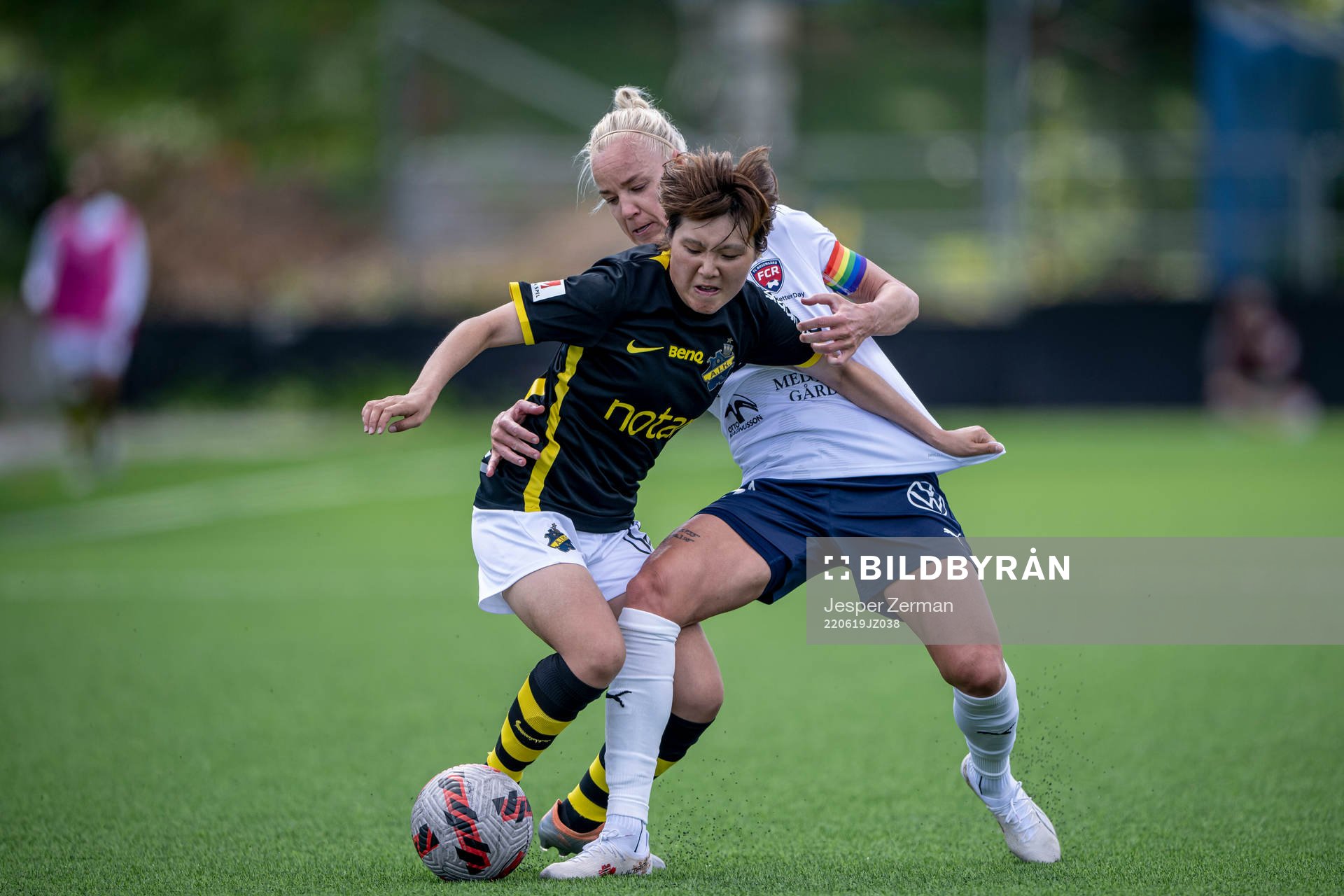 AIKs Honoka Hayashi och FC Rosengårds Caroline Seger