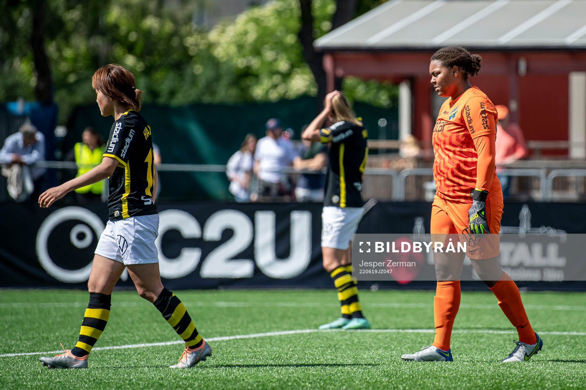 AIKs Honoka Hayashi och målvakt Serina Iddrisu Backmark
