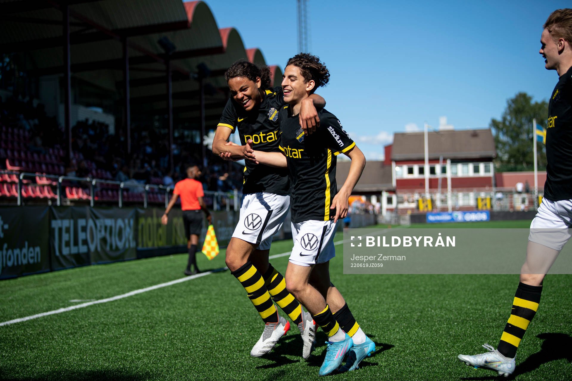 s Taha Ayari jublar med Ayo Rupia-Ellis