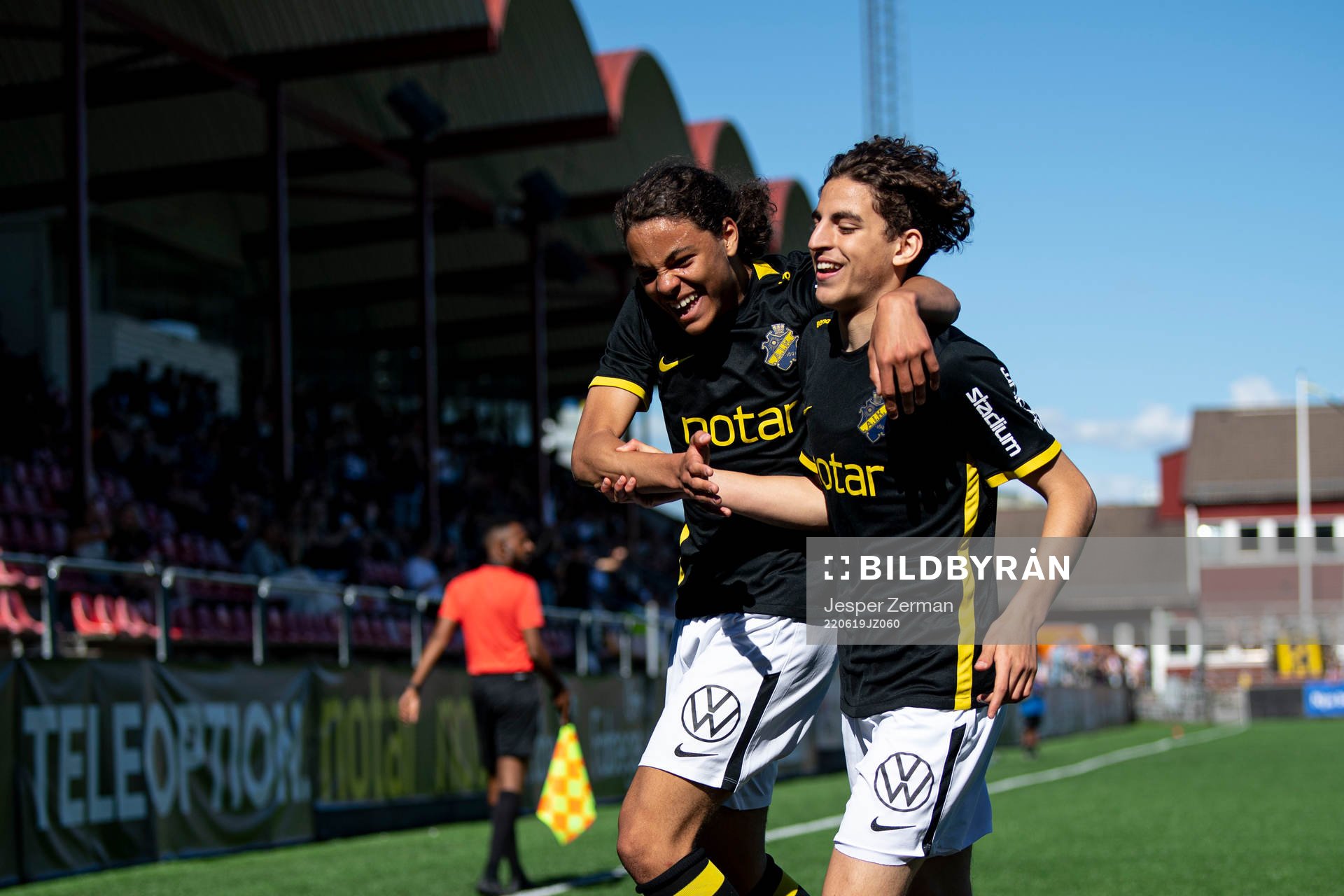 AIK:s Taha Ayari jublar med Ayo Rupia-Ellis efter 1-0 under finalen i Ligacupen för P17 den 19 juni 2022 i Stockholm. 