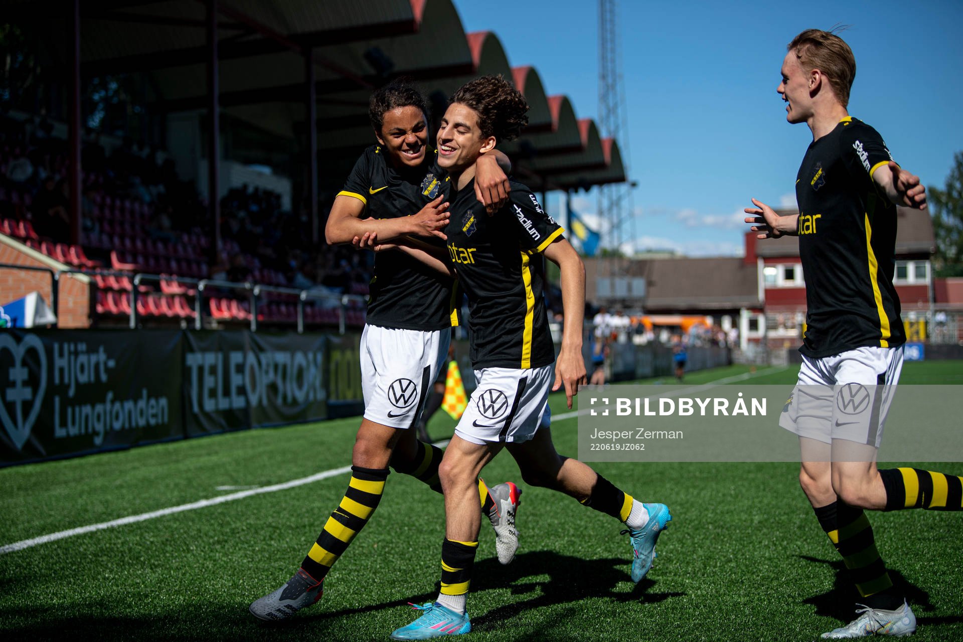 AIK:s Taha Ayari jublar med Ayo Rupia-Ellis efter 1-0 under finalen i Ligacupen för P17 den 19 juni 2022 i Stockholm. 