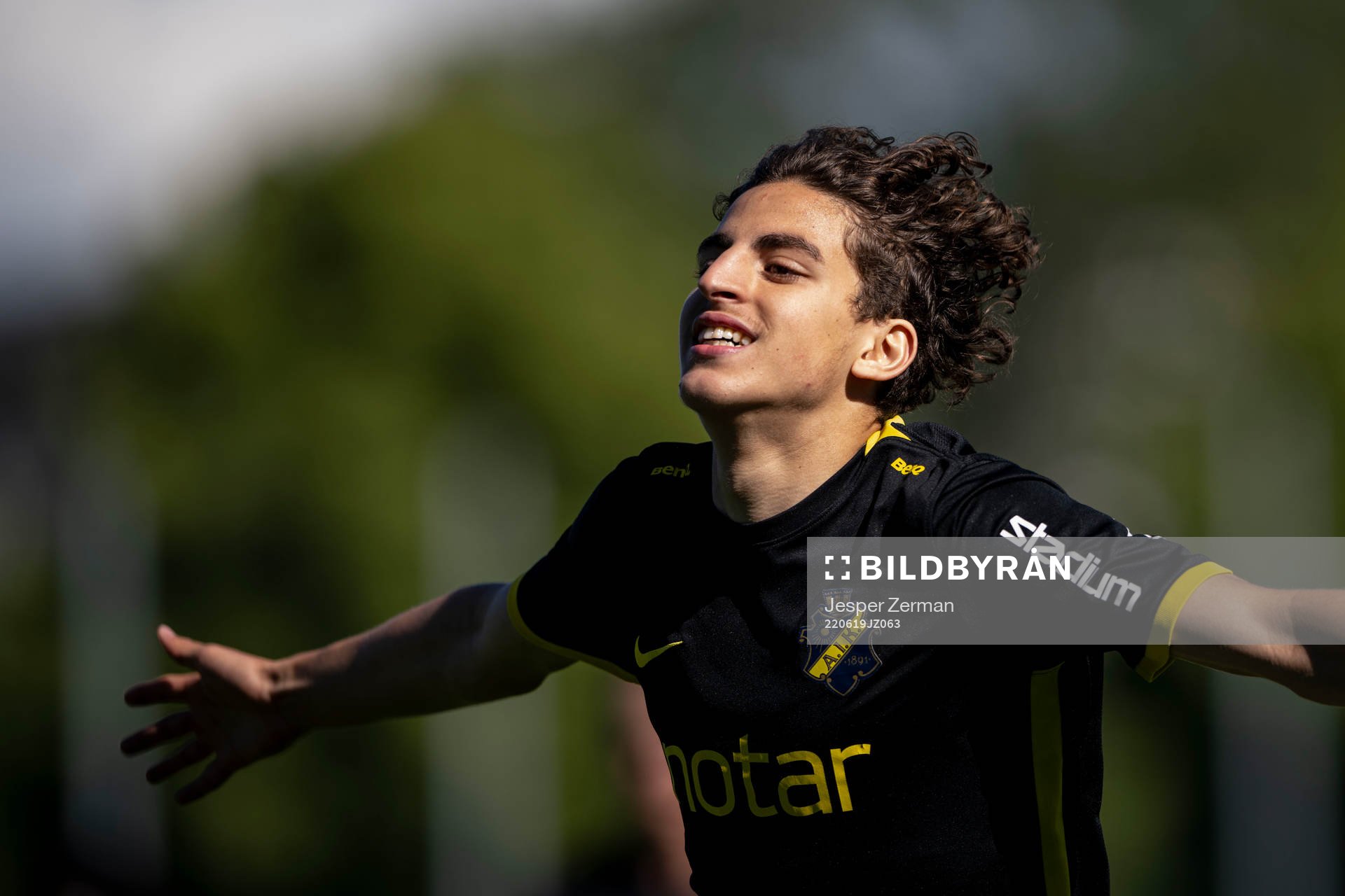 AIK:s Taha Ayari jublar efter 1-0 under finalen i Ligacupen för P17 den 19 juni 2022 i Stockholm. 