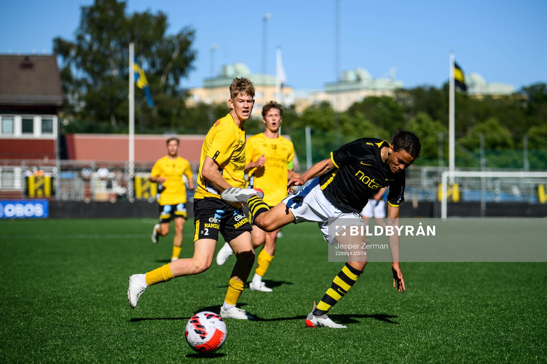 Elfsborgs Ludvig Richtnér och AIK:s Ayo Rupia-Ellis under finalen i Ligacupen för P17 den 19 juni 2022 i Stockholm. 
