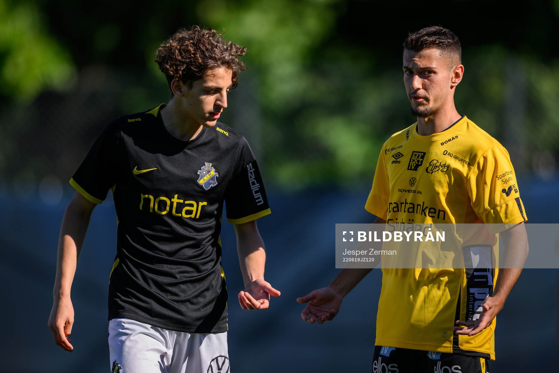 AIK:s Taha Ayari och Elfsborgs Hari Bajrektarevic under finalen i Ligacupen för P17 den 19 juni 2022 i Stockholm. 