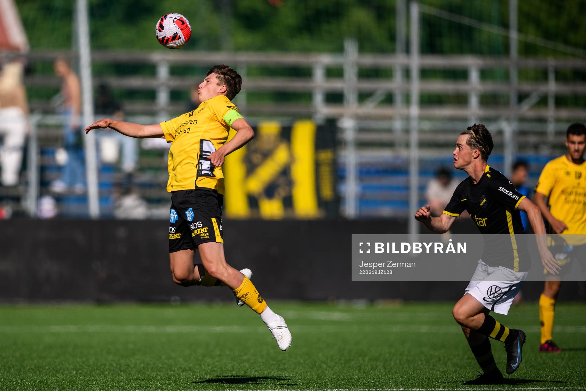 Elfsborgs Malte Wester och AIK:s Simon Törngren under finalen i Ligacupen för P17 den 19 juni 2022 i Stockholm. 