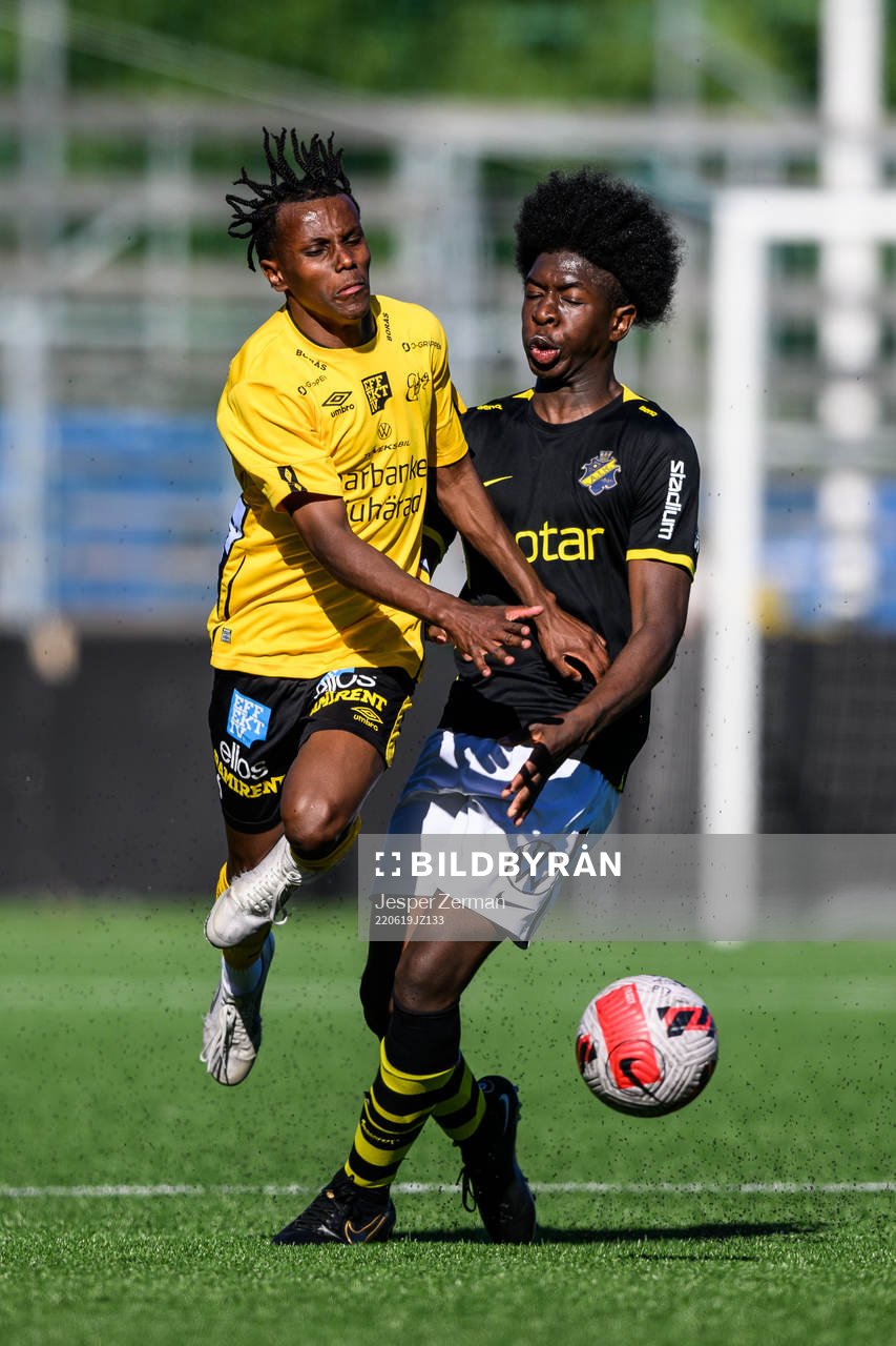 Elfsborgs Isak Edman och AIK:s Will Jarlee under finalen i Ligacupen för P17 den 19 juni 2022 i Stockholm. 