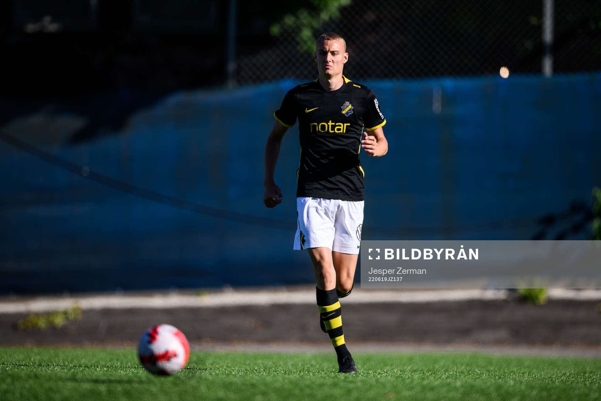 AIK:s Nikola Radojcic under finalen i Ligacupen för P17 den 19 juni 2022 i Stockholm. 