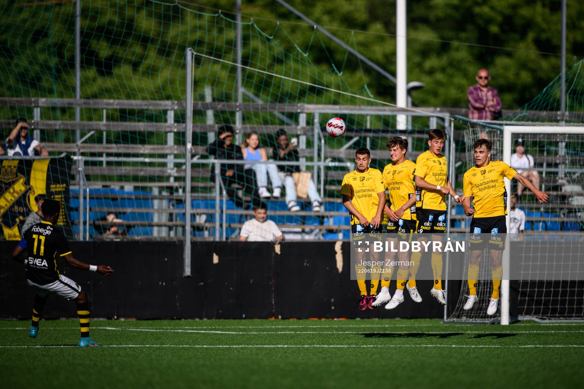 s Manaf Rawufu slår en frispark mot Elfsborgs Hari