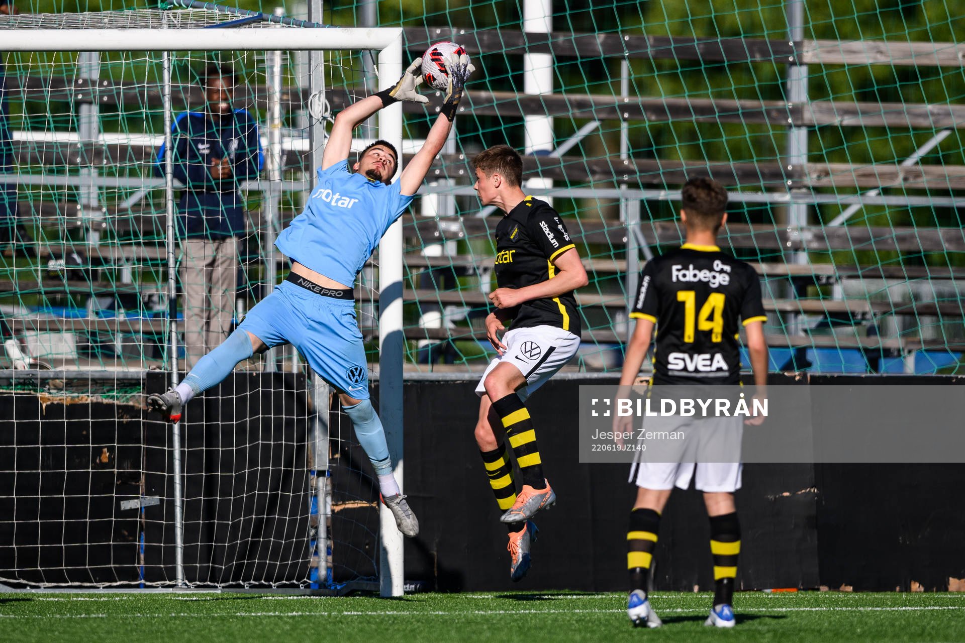 AIK:s målvakt Akis Gkoulios under finalen i Ligacupen för P17 den 19 juni 2022 i Stockholm. 