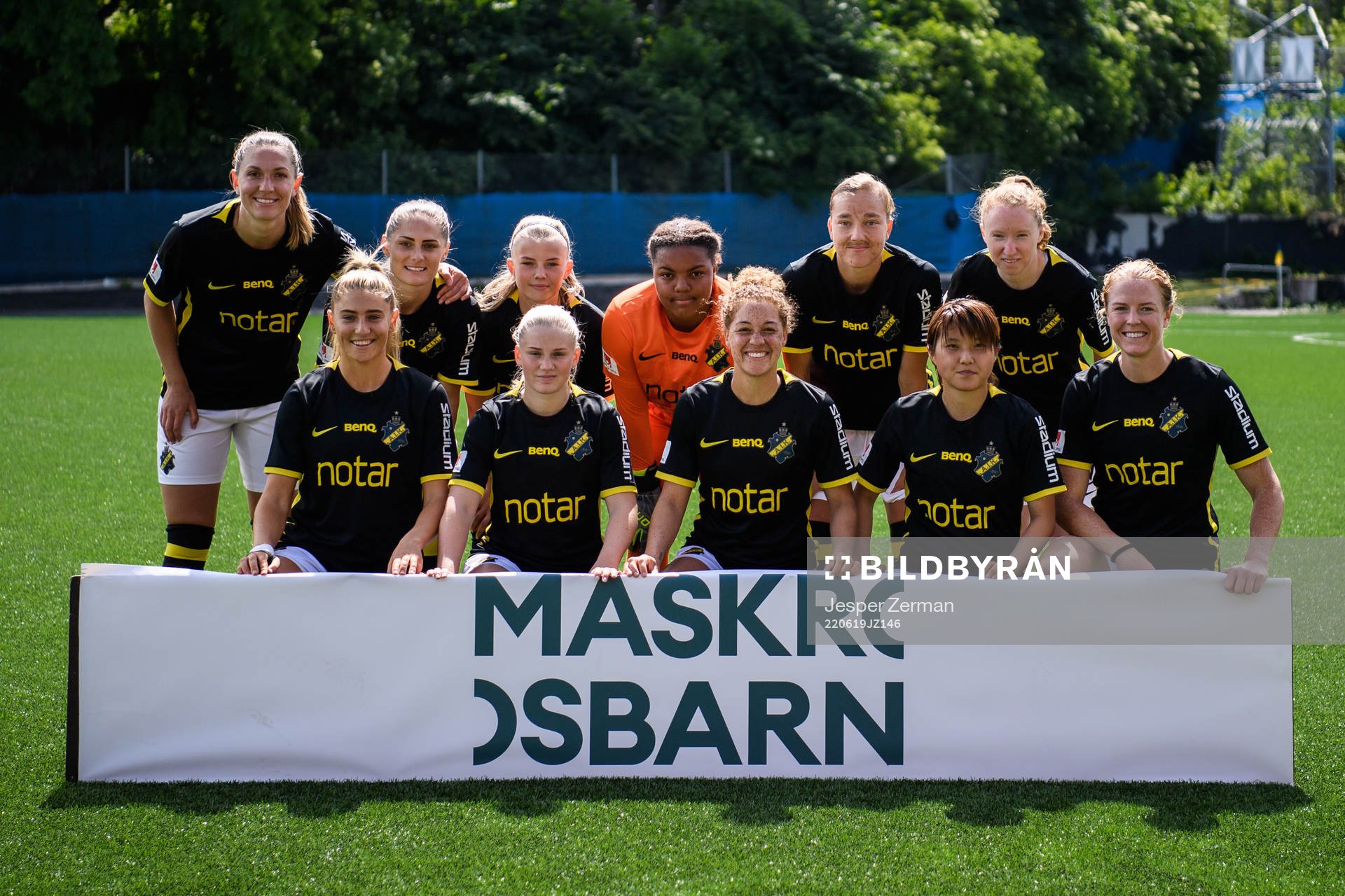 AIKs startelva bestående av Jennie Nordin, Linda Hallin, Matilda Nilden, målvakt Serina Iddrisu Backmark, Jenny-Julia Danielsson, Caroline Murray, Remy Siemsen, Emelie Jansson, Chinyelu Asher, Honoka Hayashi och Sara Nordin inför fotbollsmatchen i Damallsvenskan mellan AIK och FC Rosengård den 19 juni 2022 i Stockholm.
