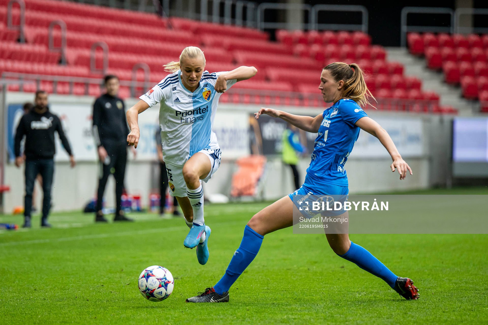 Djurgårdens Sara Lilja Vidlund och Kalmars Allison Pantuso under fotbollsmatchen i Damallsvenskan mellan Kalmar och Djurgården den 19 juni 2022 i Kalmar.