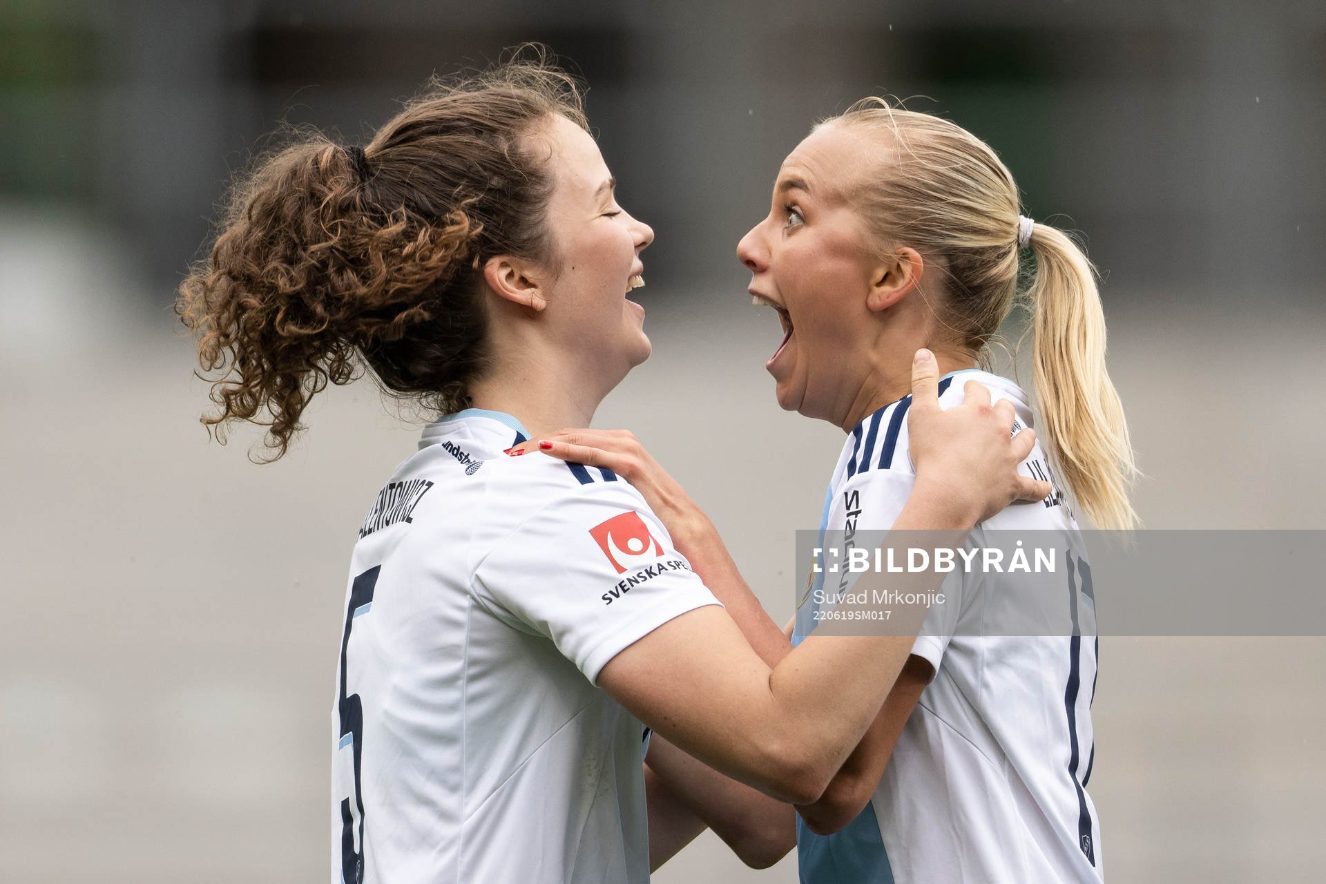 Djurgårdens Julia Walentowicz och Sara Lilja Vidlund jublar