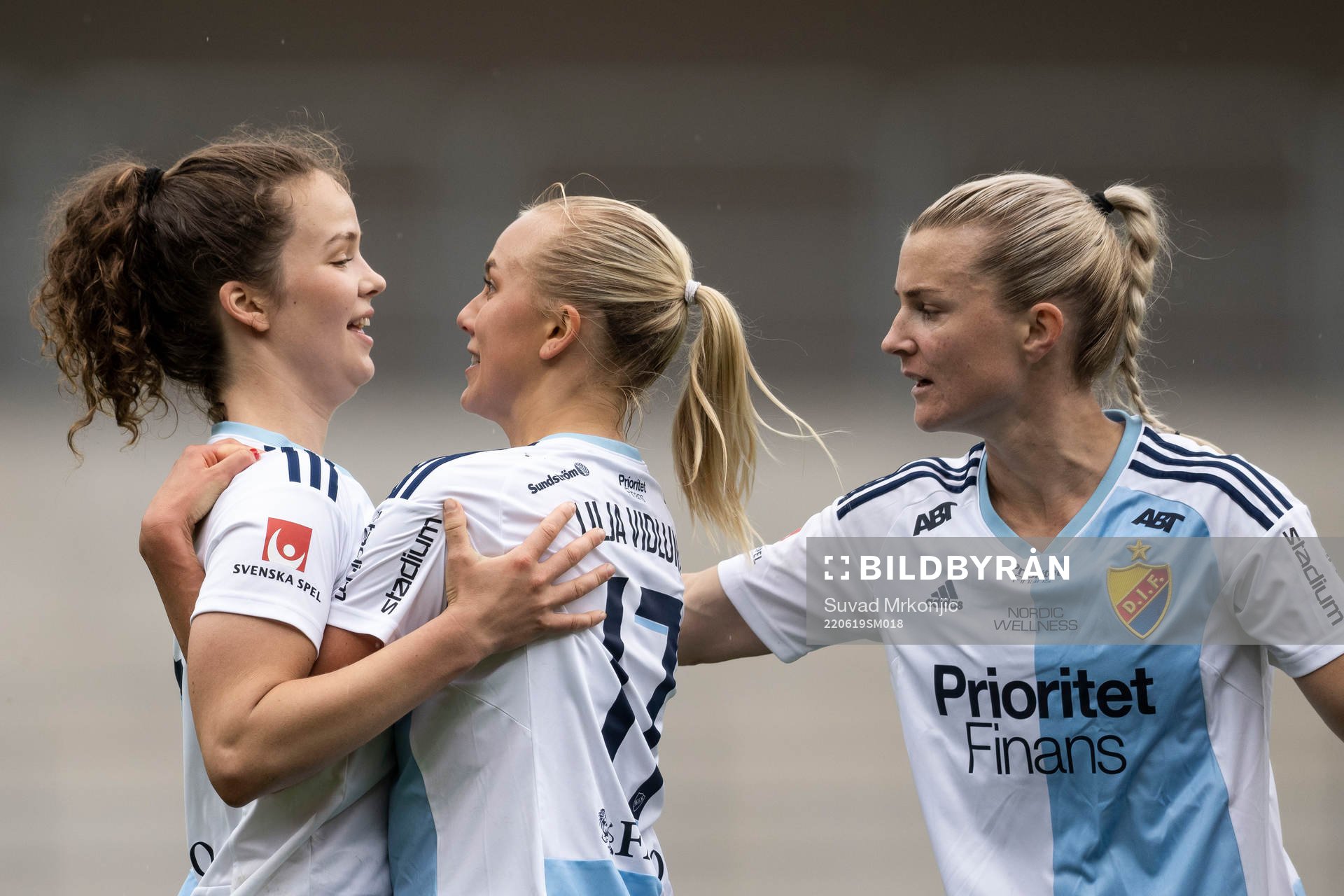 Djurgårdens Julia Walentowicz och Sara Lilja Vidlund jublar
