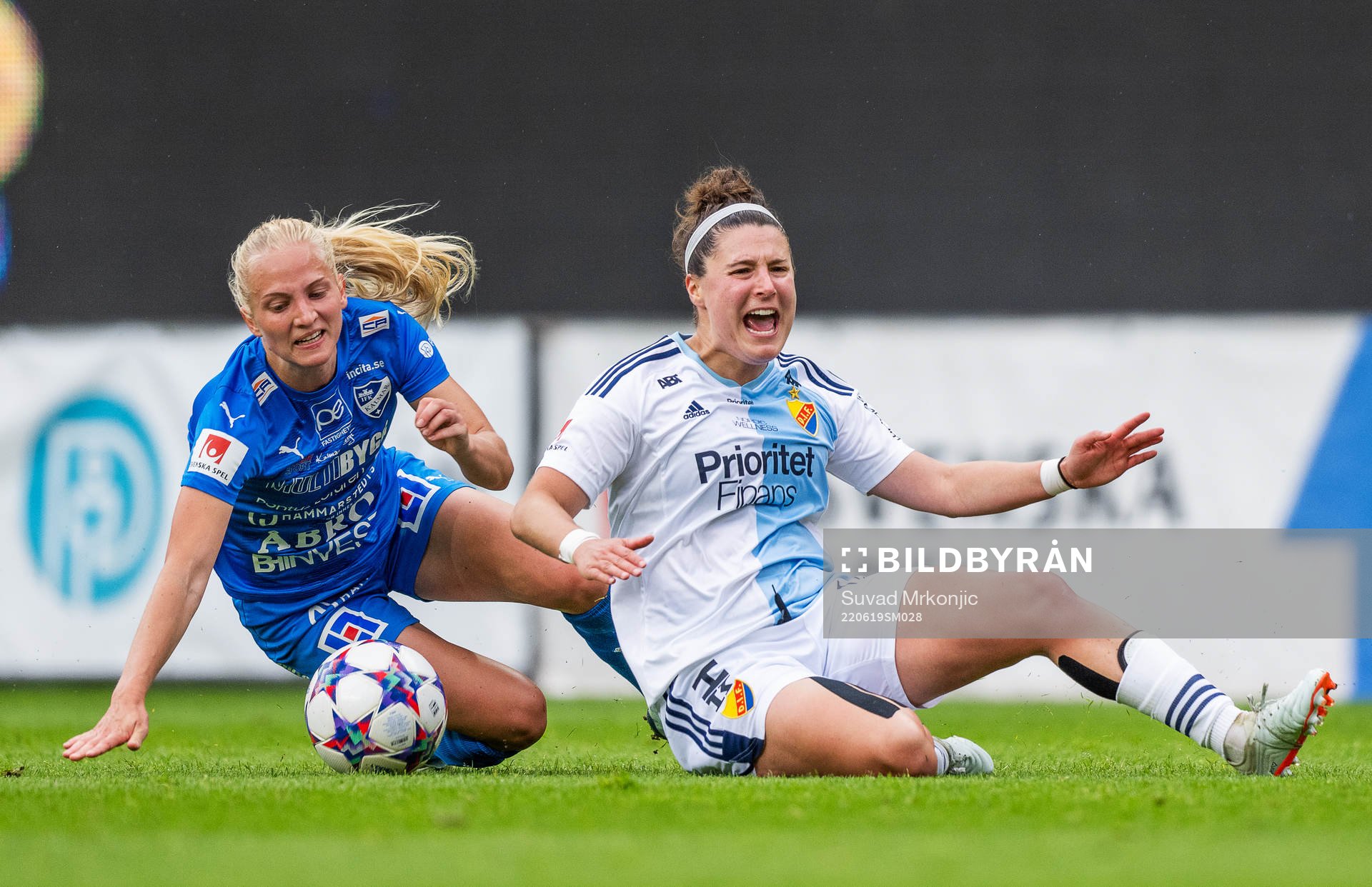 Kalmars Astrid Larsson och Djurgårdens Hayley Dowd under fotbollsmatchen i Damallsvenskan mellan Kalmar och Djurgården den 19 juni 2022 i Kalmar.