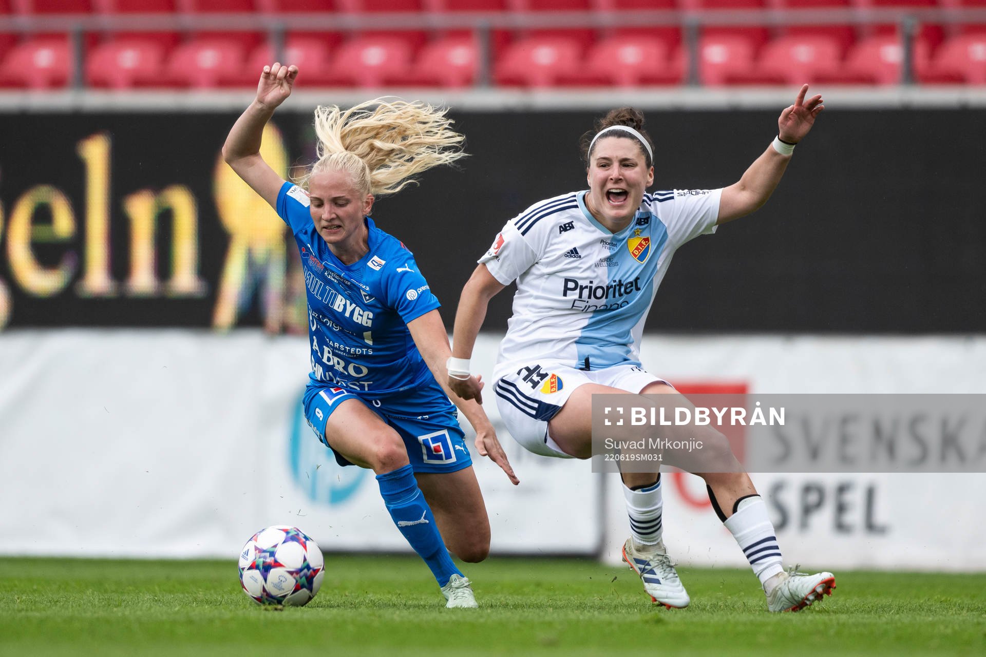 Kalmars Astrid Larsson och Djurgårdens Hayley Dowd under fotbollsmatchen i Damallsvenskan mellan Kalmar och Djurgården den 19 juni 2022 i Kalmar.