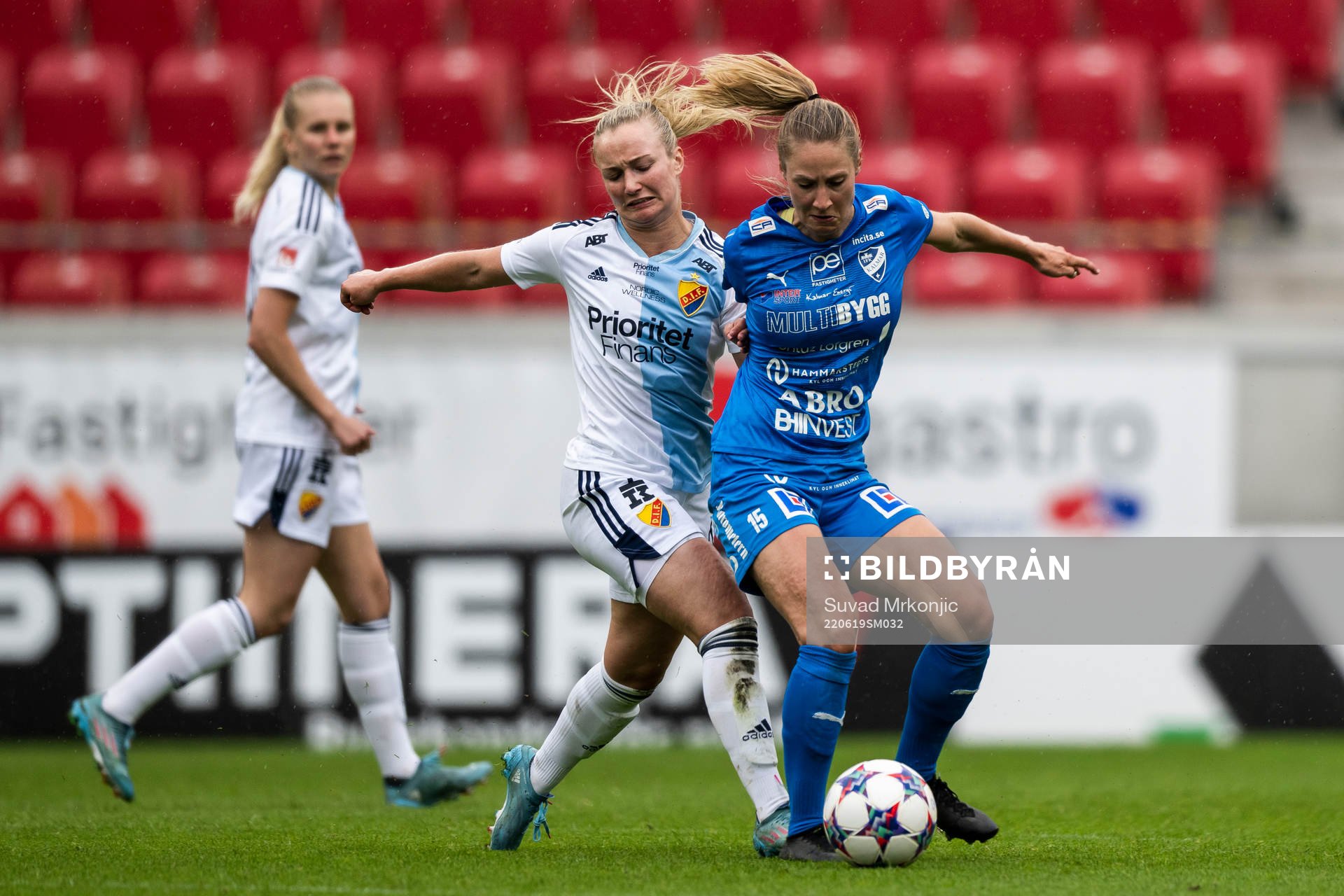 Djurgårdens Tove Almqvist och Kalmars Juliette Mikaela Kemppi under fotbollsmatchen i Damallsvenskan mellan Kalmar och Djurgården den 19 juni 2022 i Kalmar. 