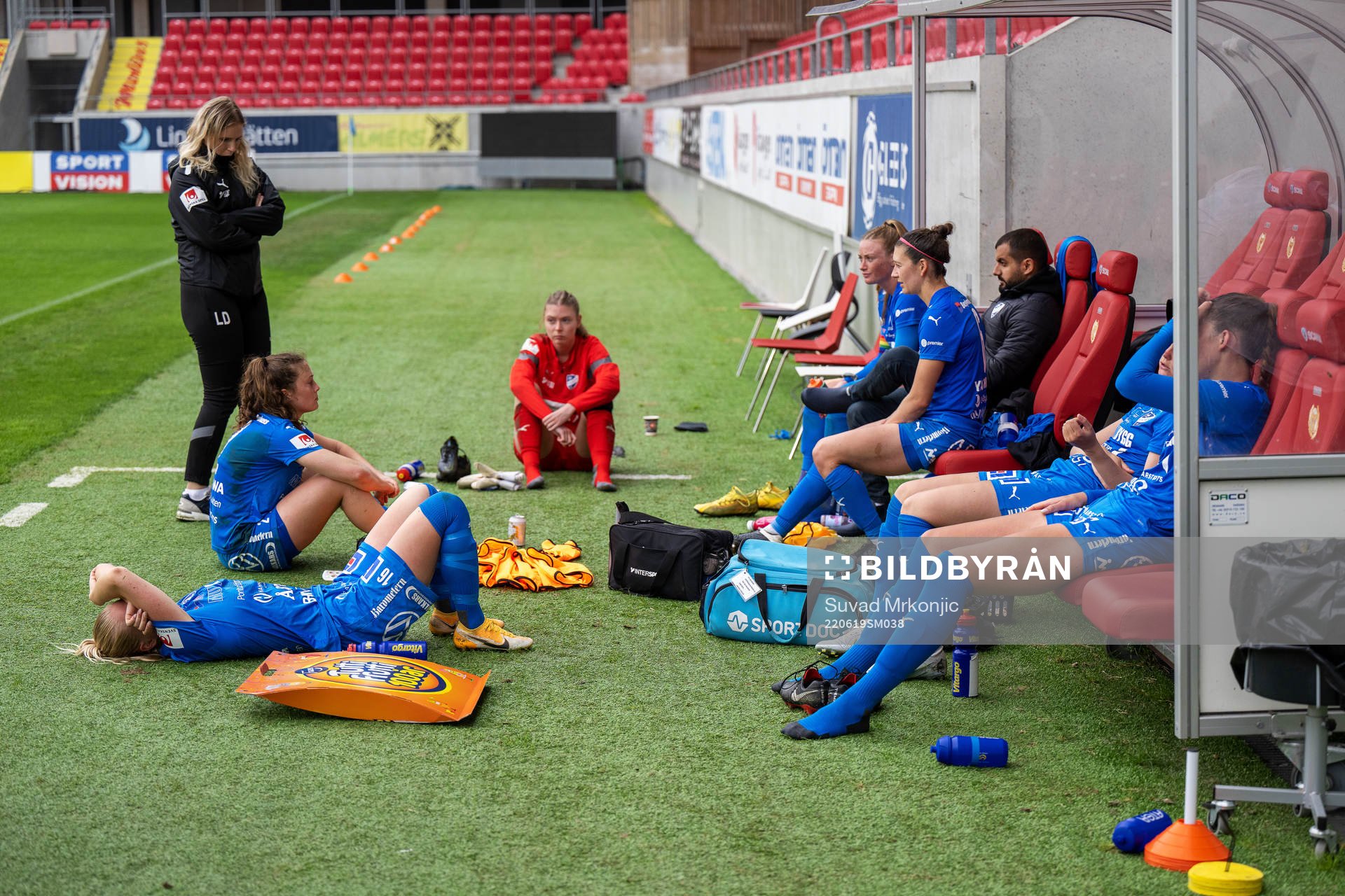 Kalmars spelare samt tränare David Roufpanah deppar