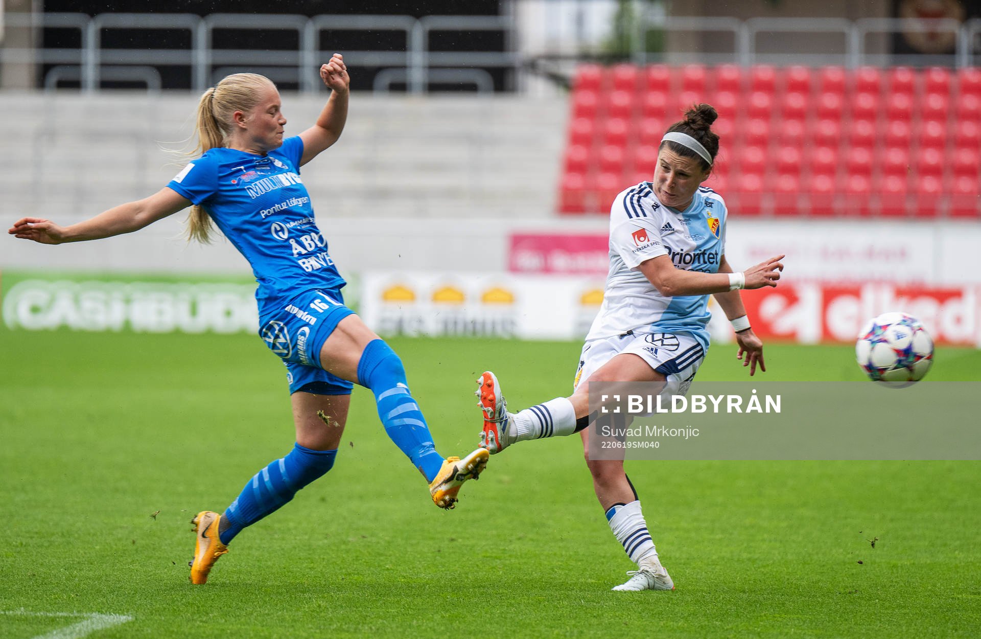 Kalmars Wilma Finnman och Djurgårdens Hayley Dowd