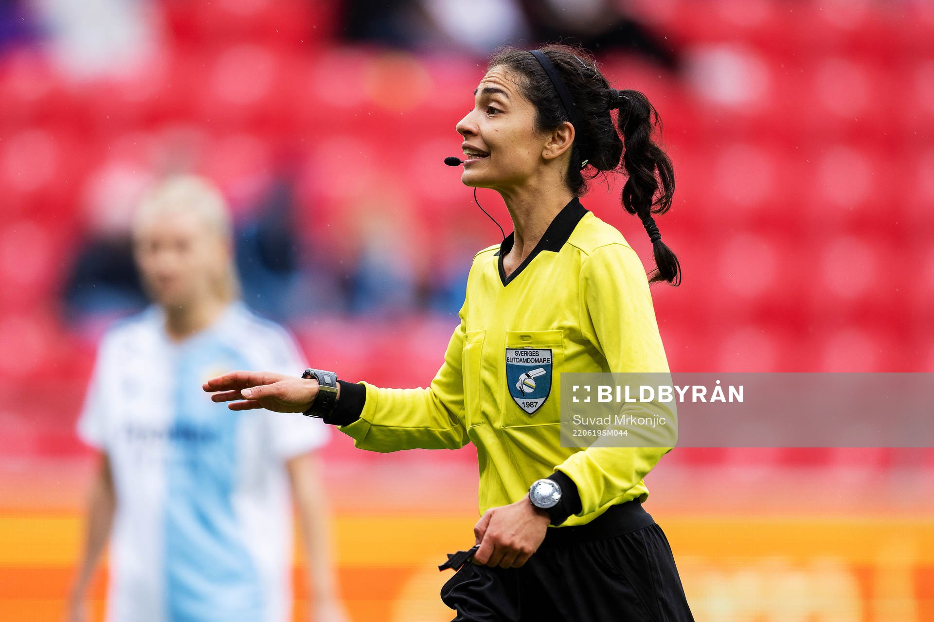 Domare Maral Mirzai Beni under fotbollsmatchen i Damallsvenskan mellan Kalmar och Djurgården den 19 juni 2022 i Kalmar. 