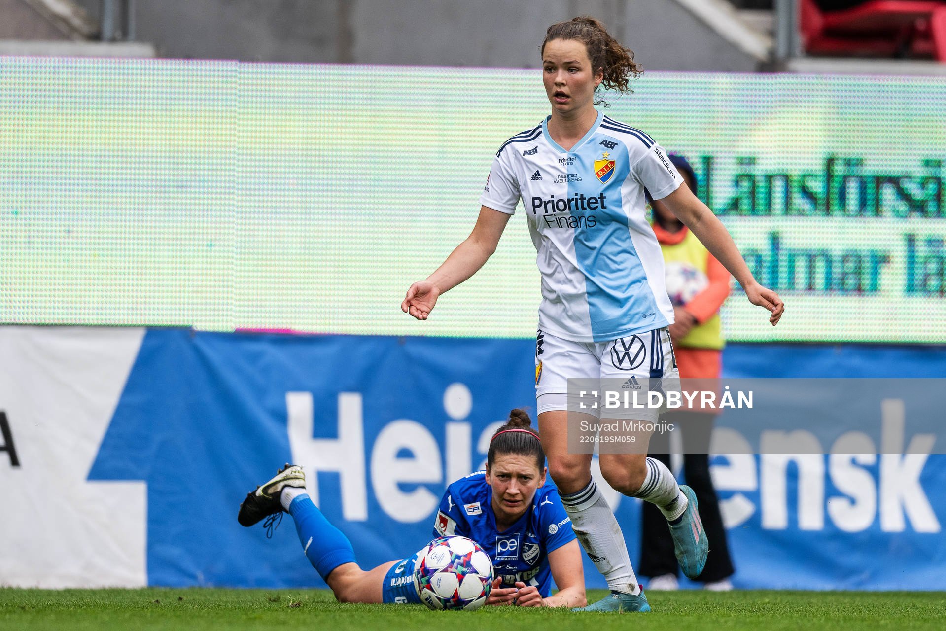 Kalmars Jessica Ayers och Djurgårdens Julia Walentowicz