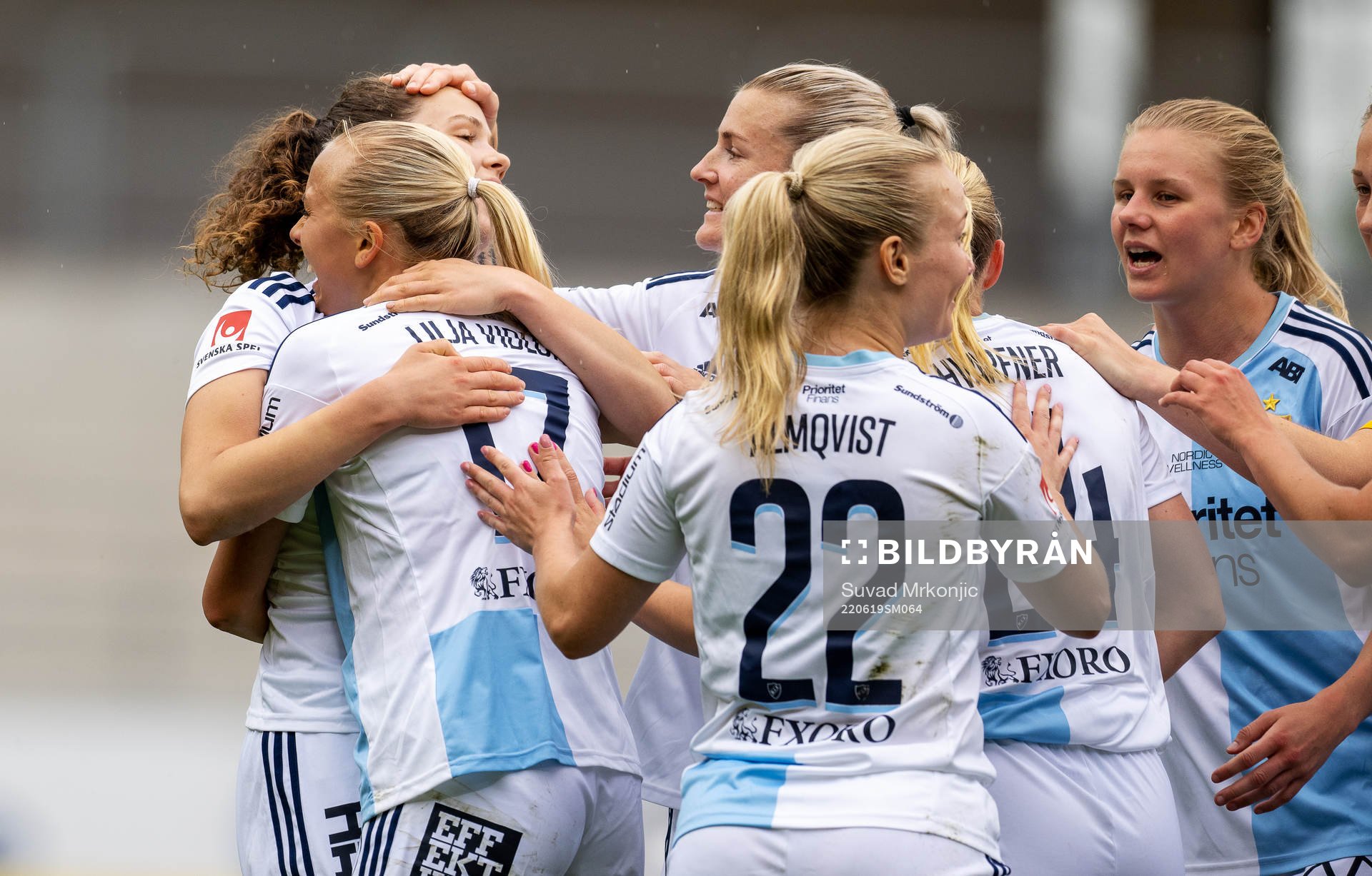 Djurgårdens Julia Walentowicz jublar med lagkamrater