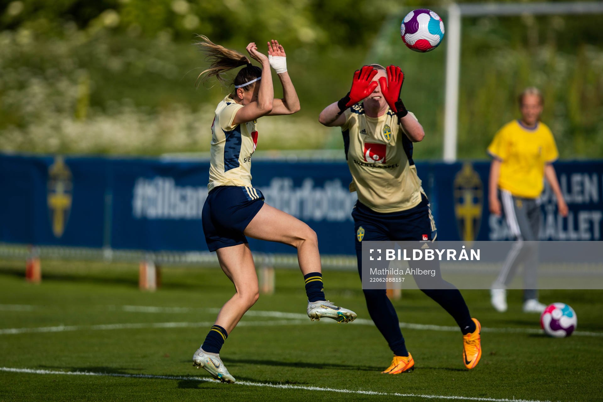 Kosovare Asllani and goalkeeper Hedvig Lindahl of the