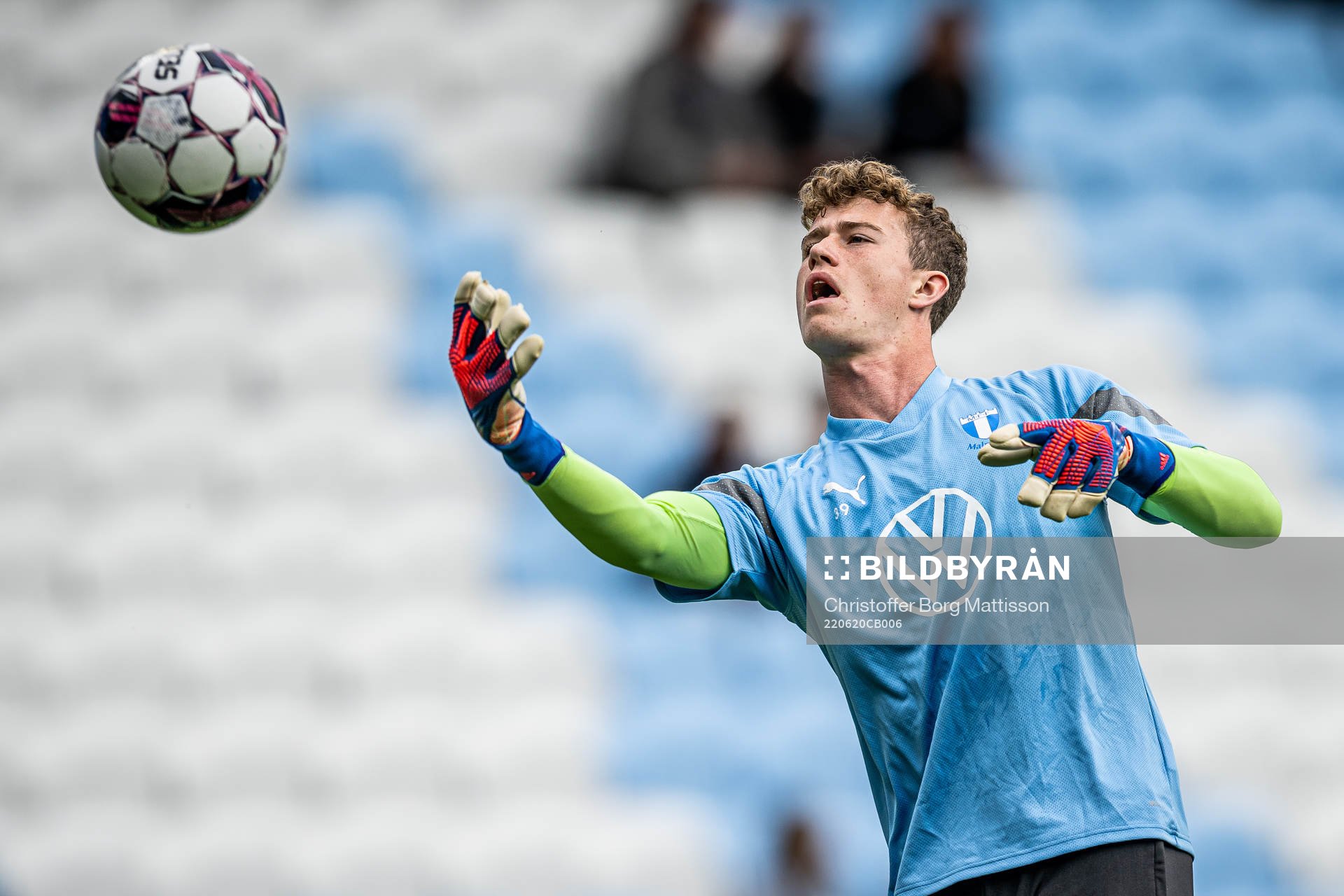 Malmö FFs målvakt Melker Ellborg under uppvärmningen inför träningsmatchen i fotboll mellan Malmö FF och Trelleborg den 20 juni 2022 i Malmö.