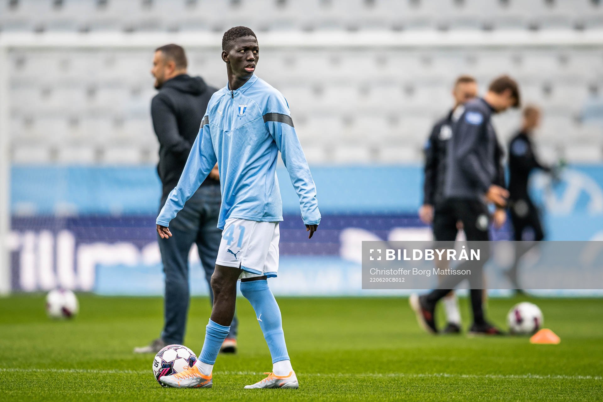 Malmö FFs Mamadou Ousmane Diagne under uppvärmningen inför träningsmatchen i fotboll mellan Malmö FF och Trelleborg den 20 juni 2022 i Malmö.