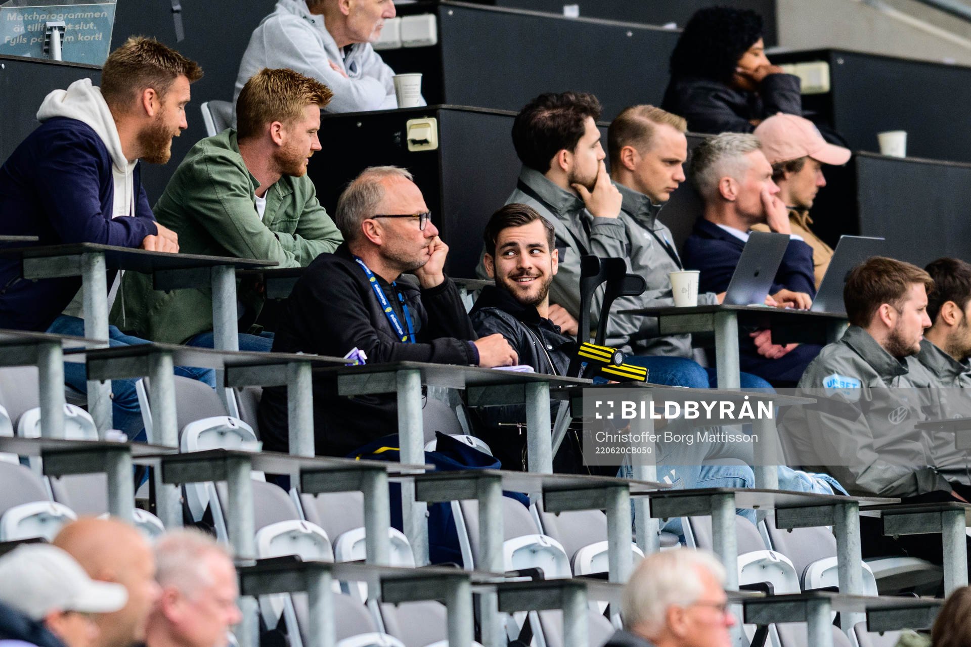 Malmö FFs Adi Nalic med kryckor på läktaren