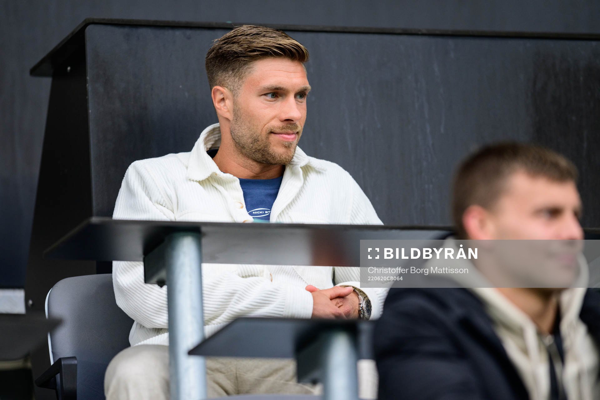Nikola Ladan på läktaren under träningsmatchen i fotboll mellan Malmö FF och Trelleborg den 20 juni 2022 i Malmö. 
