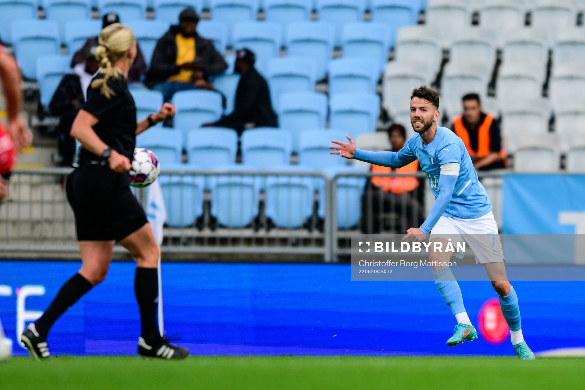 Malmö FFs Erdal Rakip träffar domare Tess Olofsson