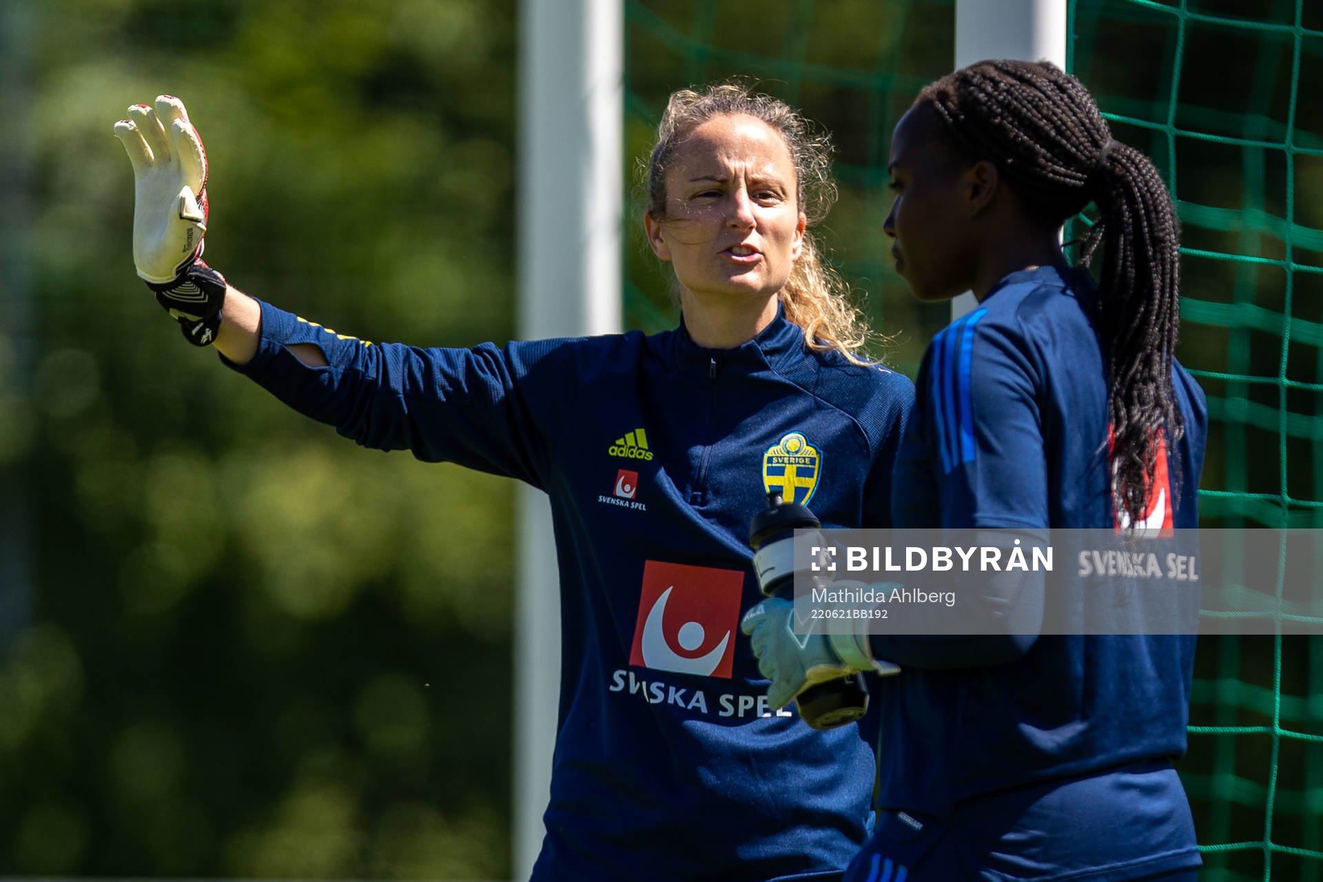 Målvaktstränare Sofia Lundgren och målvakt Angel Mukasa