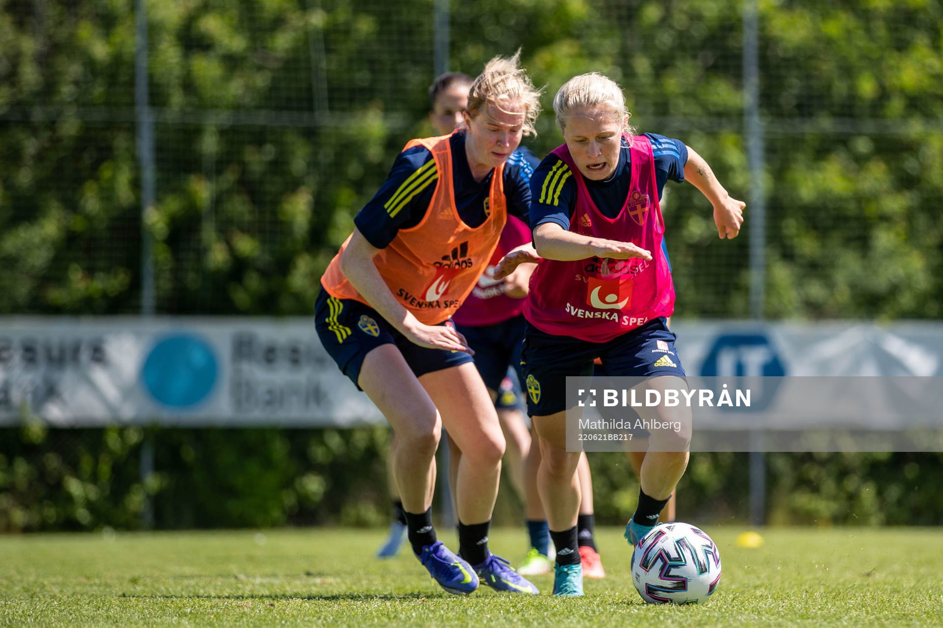Emilia Larssonunder en träning med Sveriges U23 damlandslag