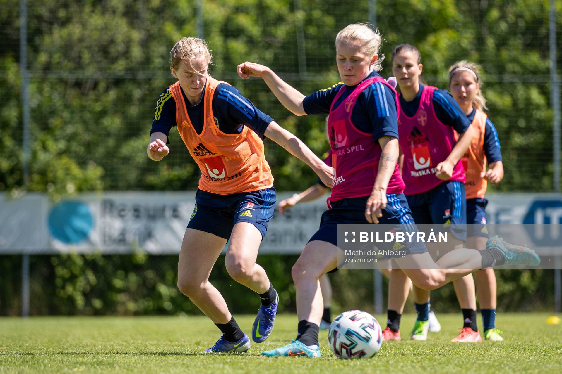 Emilia Larssonunder en träning med Sveriges U23 damlandslag
