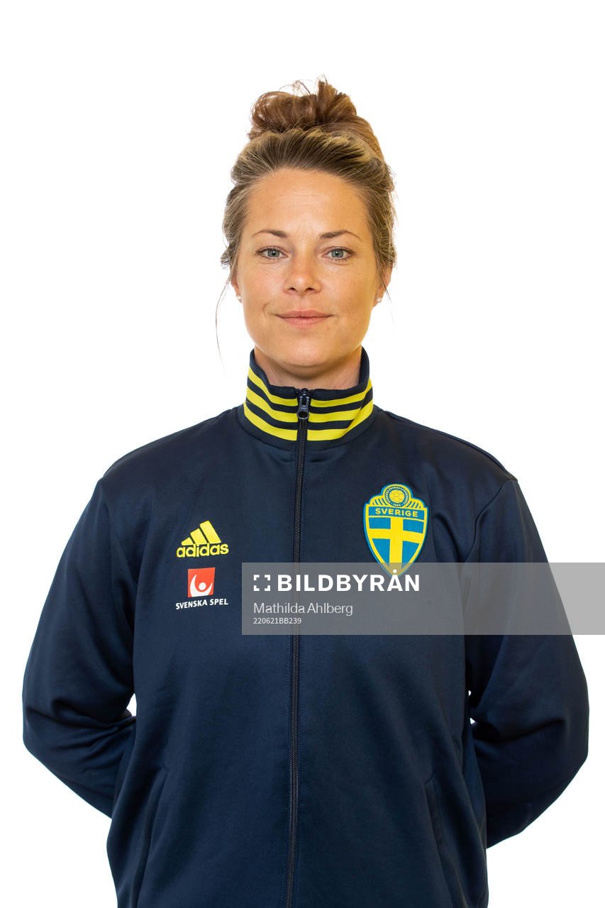 Tränare Johanna Almgren poserar för ett porträtt under en fotografering med det svenska U23-damlandslaget i fotboll den 21 juni 2022 i Helsingborg.