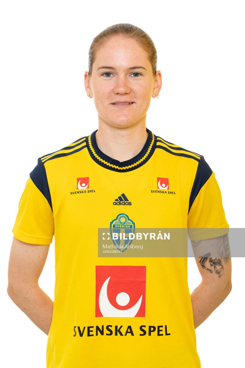Linn Vickius poserar för ett porträtt under en fotografering med det svenska U23-damlandslaget i fotboll den 21 juni 2022 i Helsingborg.