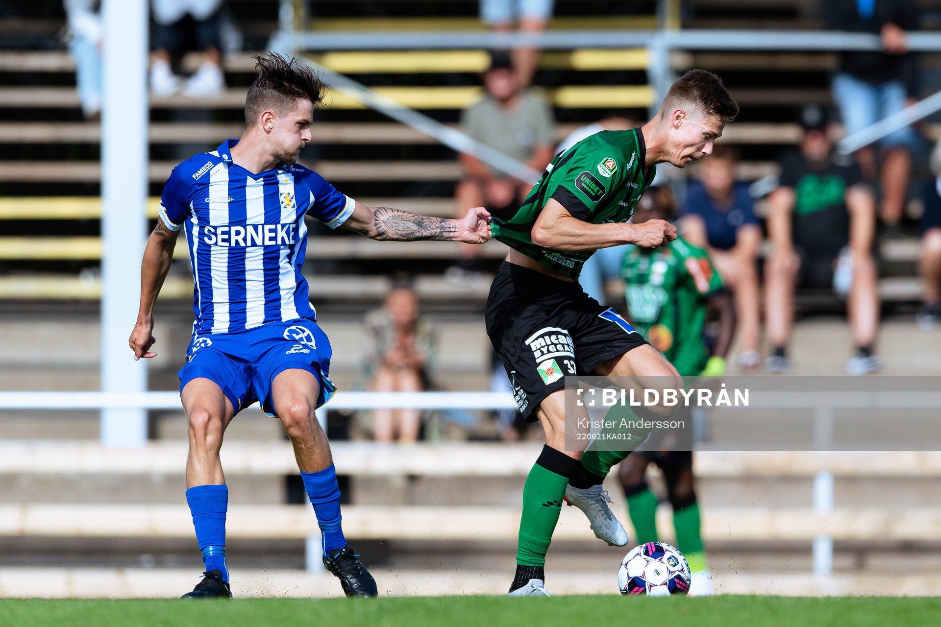 IFK Göteborgs Filip Ambroz och Varbergs Des Kunst under fotbollsmatchen i U21 Allsvenskan mellersta mellan Varberg och IFK Göteborg den 21 juni 2022 i Varberg.