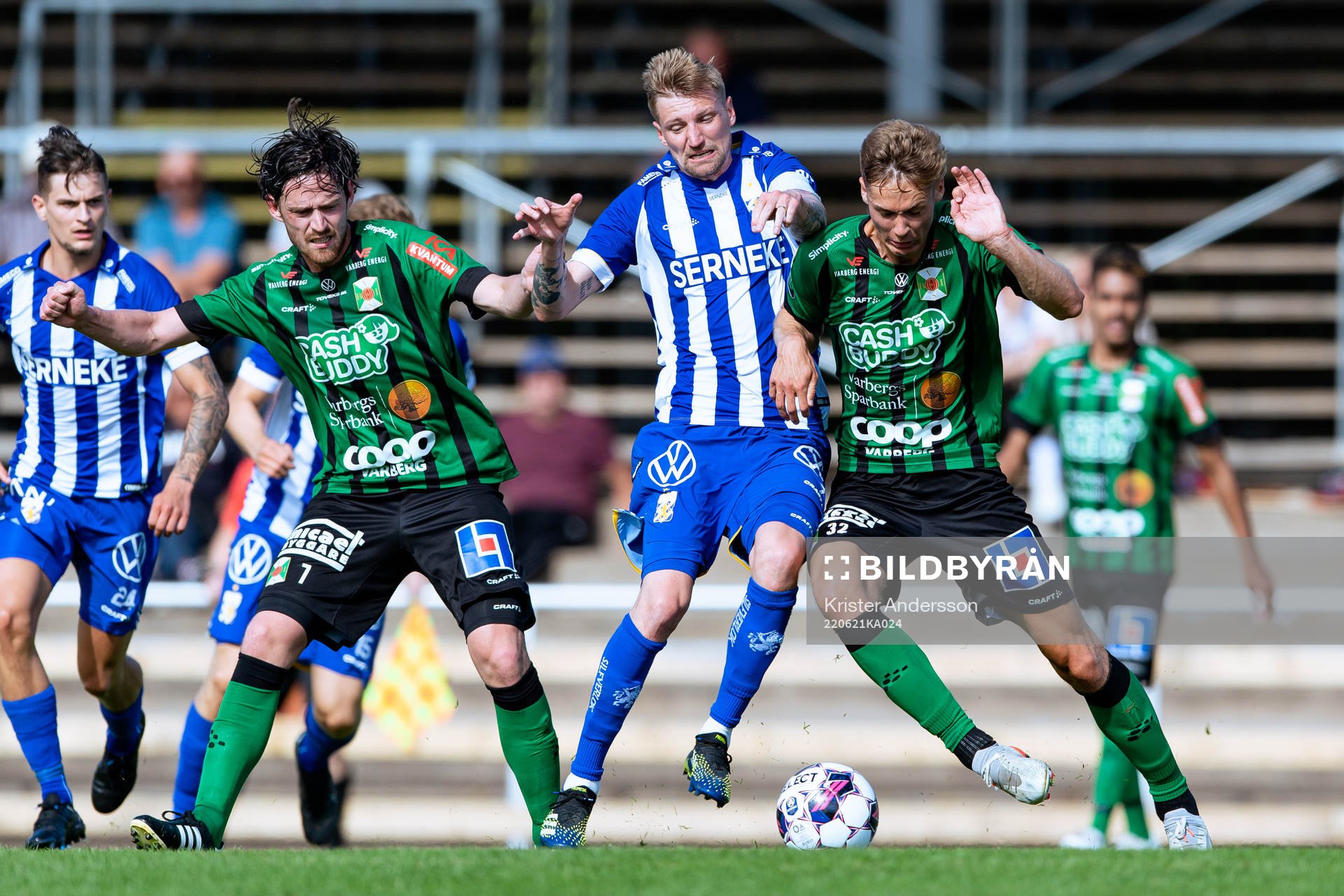 IFK Göteborgs Sebastian Eriksson i kamp med Varbergs Robin Tranberg och Des Kunst under fotbollsmatchen i U21 Allsvenskan mellersta mellan Varberg och IFK Göteborg den 21 juni 2022 i Varberg.
