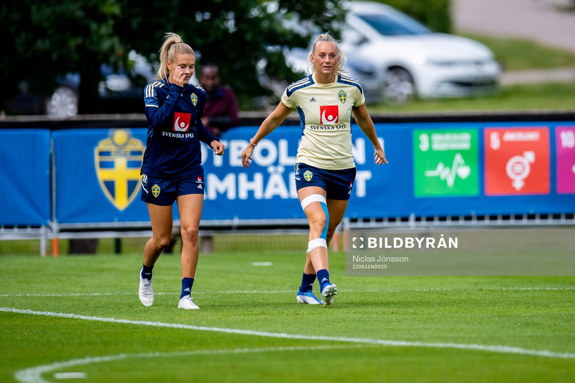 Amanda Nildén and Stina Blackstenius of Sweden