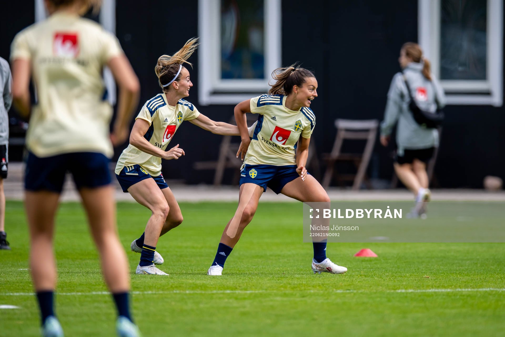 Kosovare Asllani and Johanna Rytting Kaneryd of Sweden