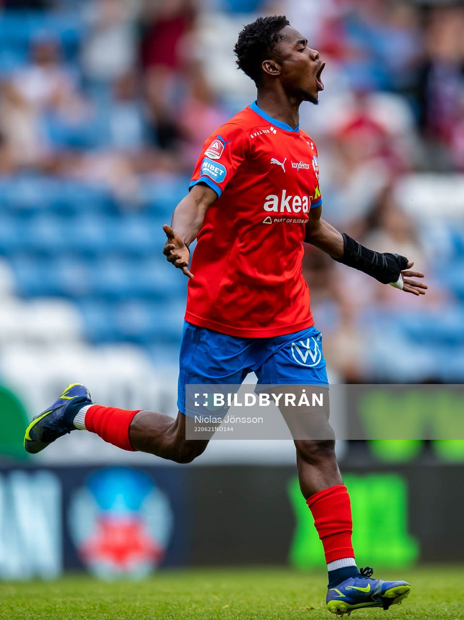 Helsingborgs Joseph Amoako jublar efter 1-0 under träningsmatchen mellan Helsingborg och Jönköpings Södra den 21 juni 2022 i Helsingborg.