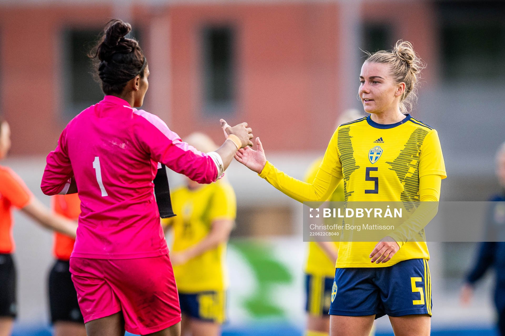 Goalkeeper Aditi Chauhan of India and Ebba Hed of Sweden